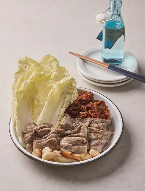 골뱅이무침과 삼겹살수육 완성 사진
