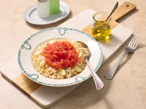 토마토를 곁들인 마늘밥 완성 사진