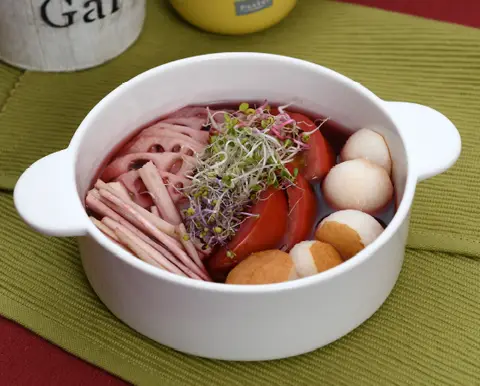 먹물소스를 곁들인 토마토피클 완성 사진